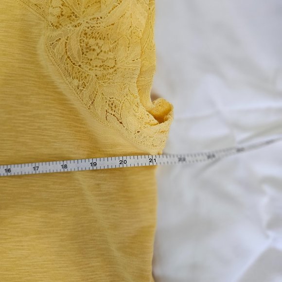 EUC Women's Chaps Shirt with lace short sleeves. Size 1X Yellow - Picture 5 of 6